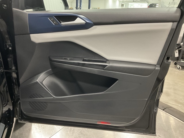 Vehicle image 32 of 33