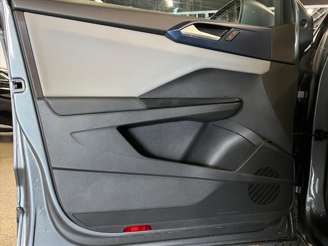 Vehicle image 6 of 24