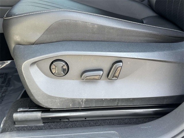 Vehicle image 27 of 30
