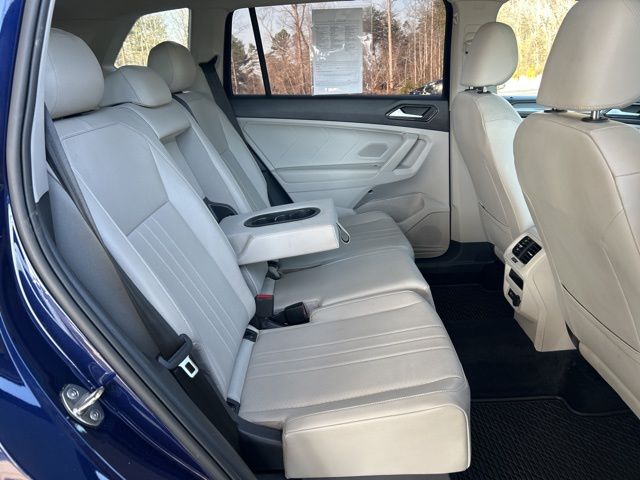 Vehicle image 33 of 37