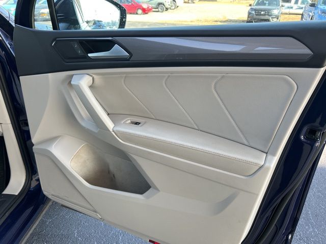 Vehicle image 34 of 37