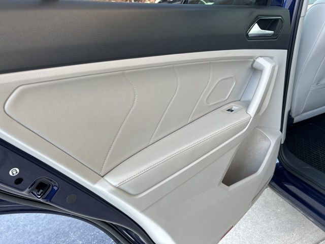 Vehicle image 26 of 37