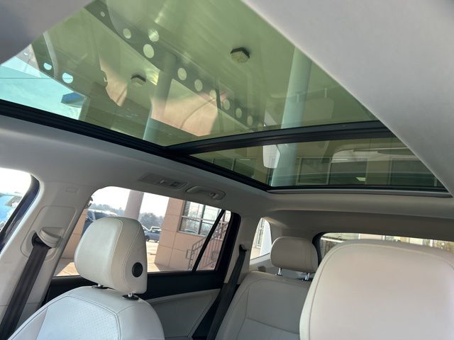 Vehicle image 25 of 37