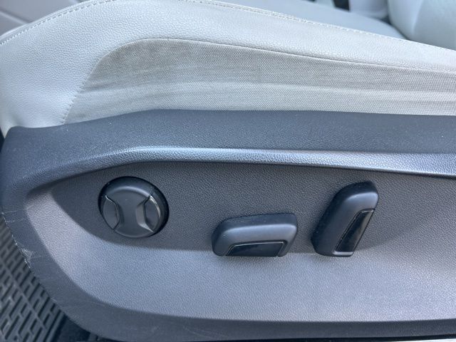 Vehicle image 14 of 37