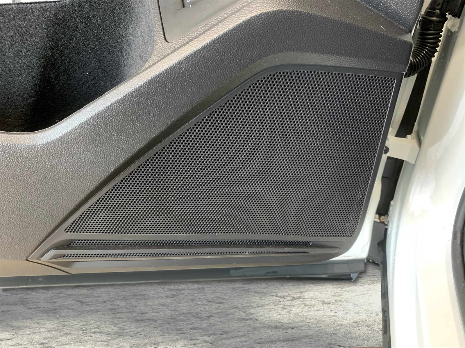 Vehicle image 27 of 34