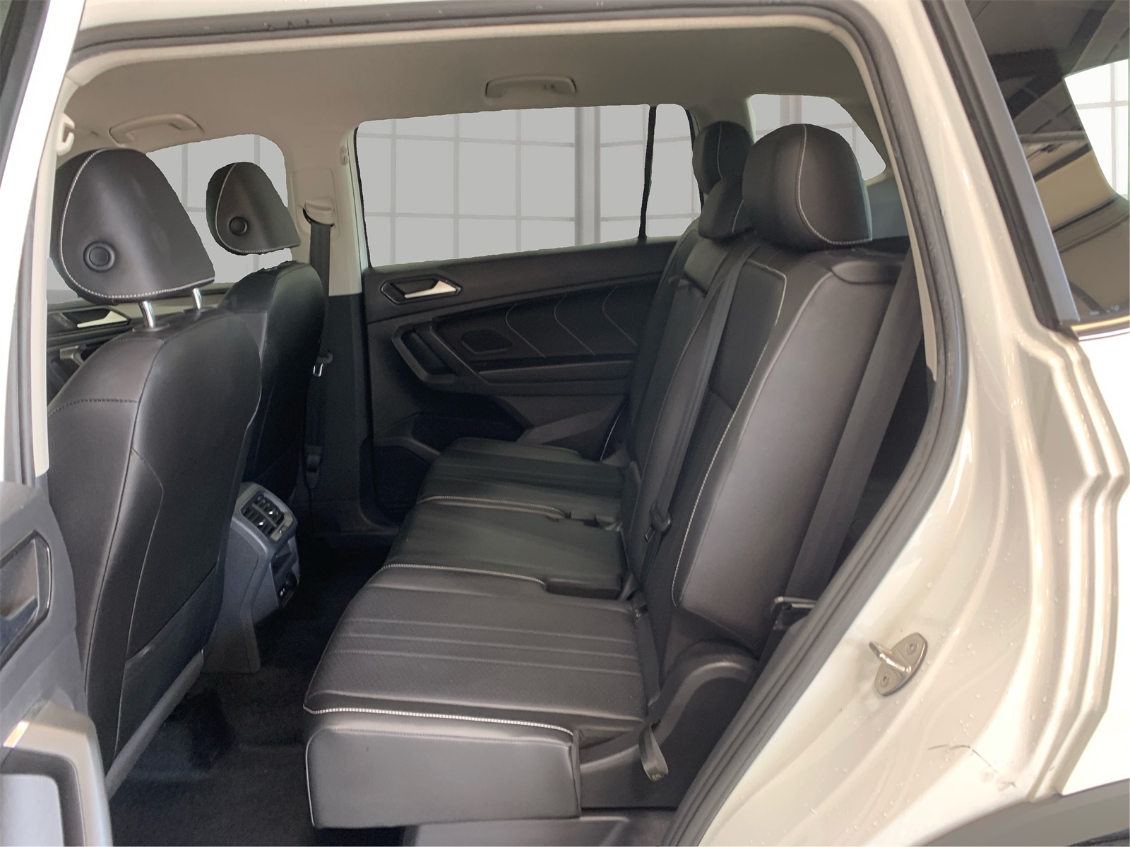 Vehicle image 17 of 34