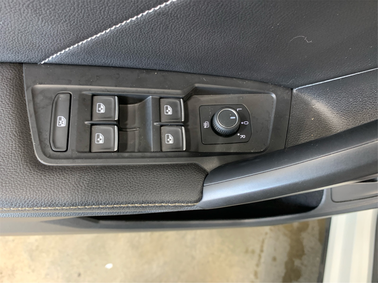 Vehicle image 28 of 34