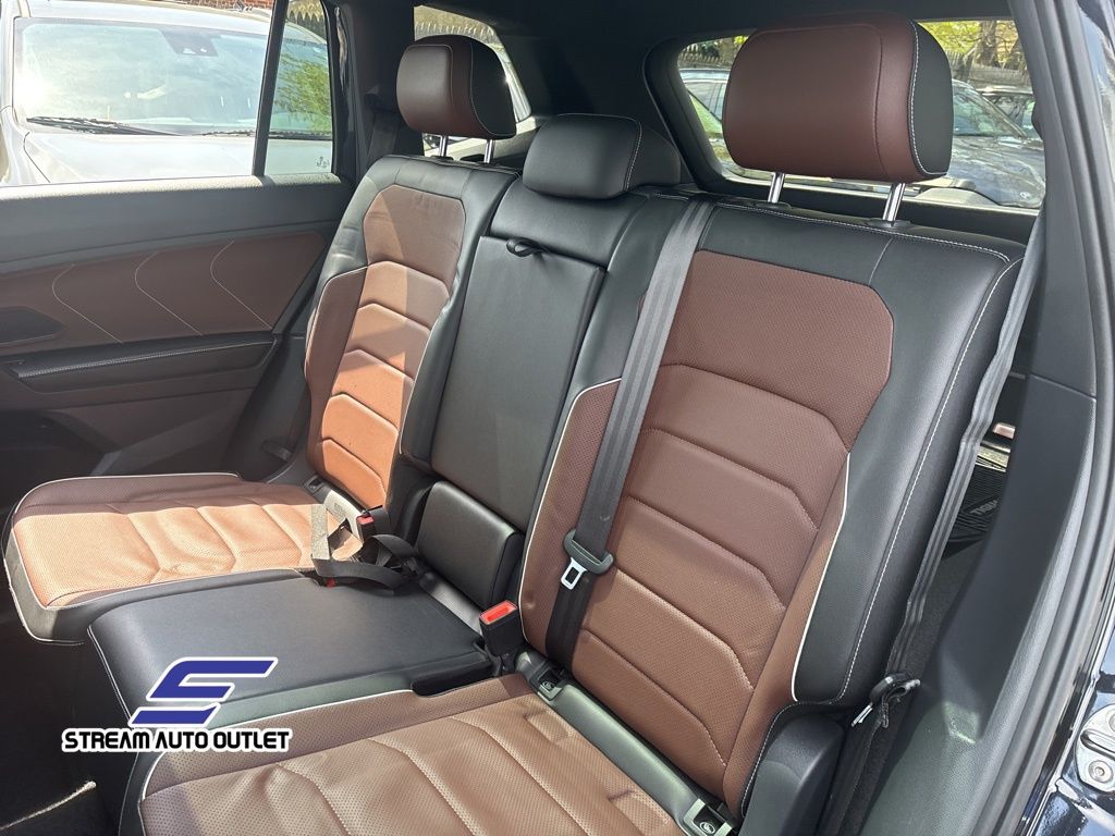 Vehicle image 21 of 36