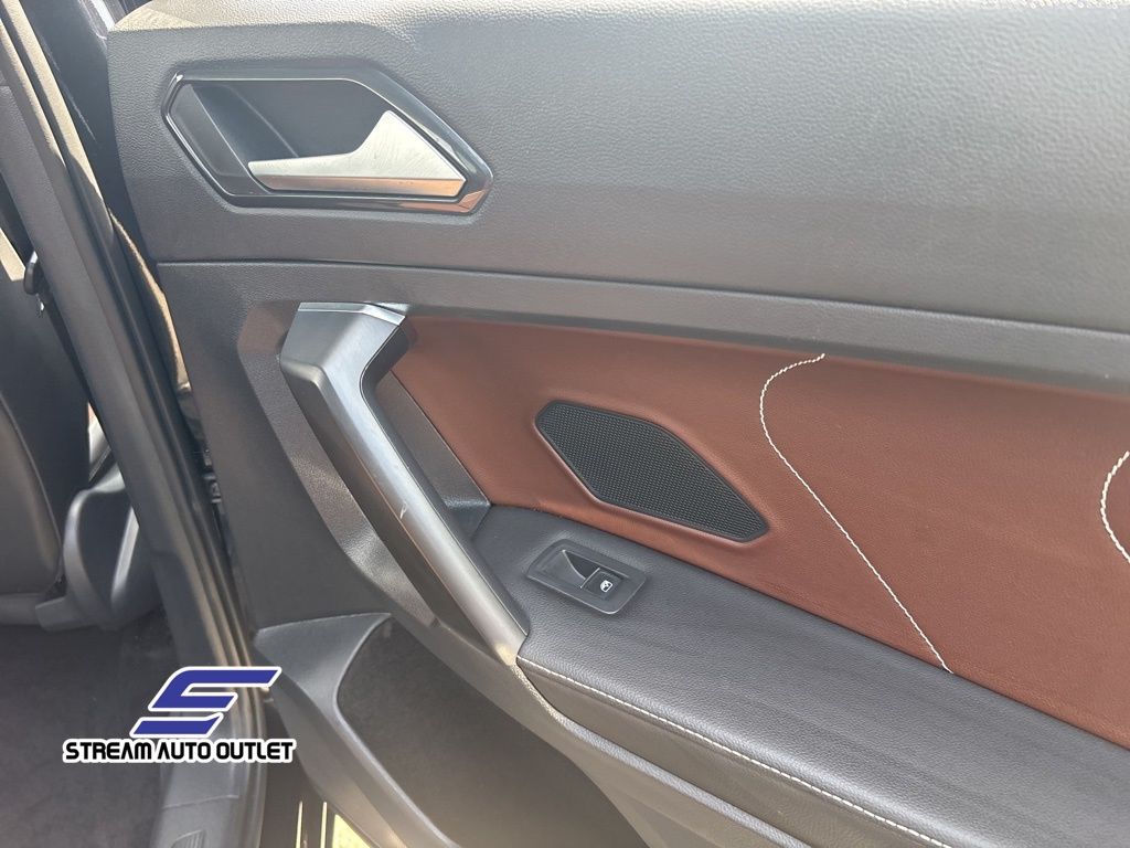 Vehicle image 14 of 36