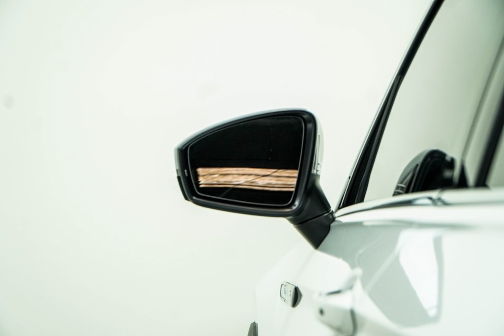 Vehicle image 32 of 50