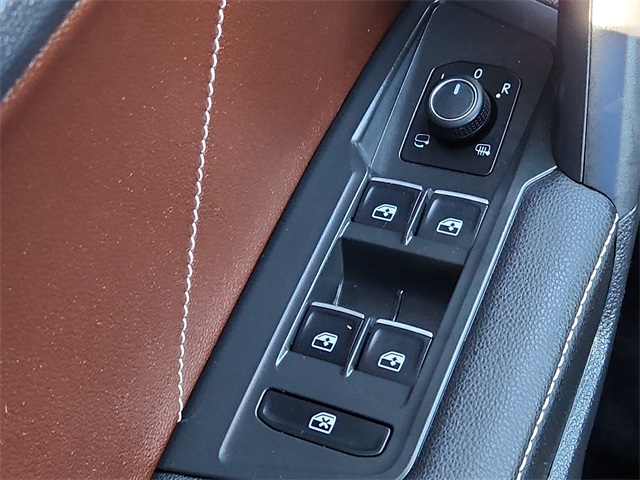 Vehicle image 22 of 25