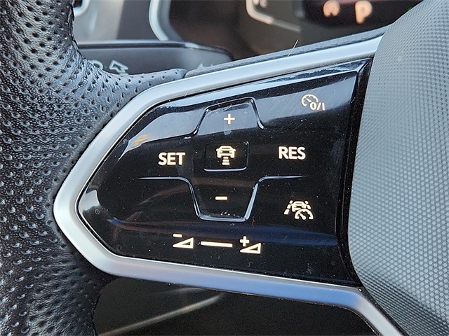 Vehicle image 21 of 25