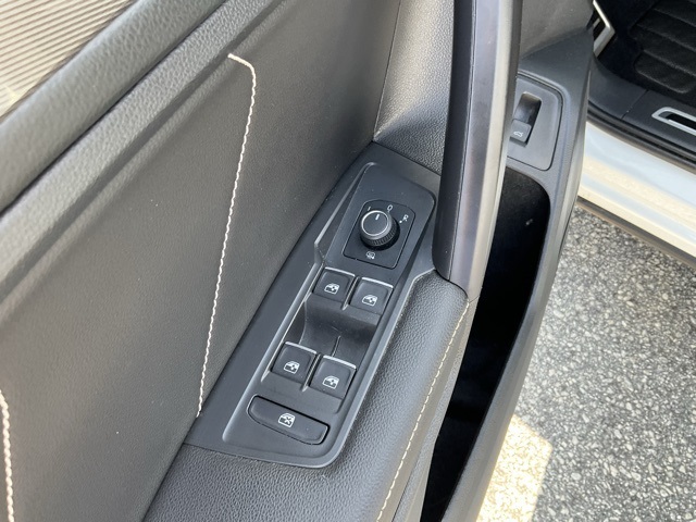 Vehicle image 11 of 24