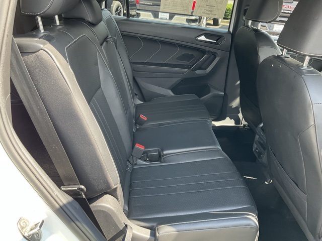 Vehicle image 21 of 24