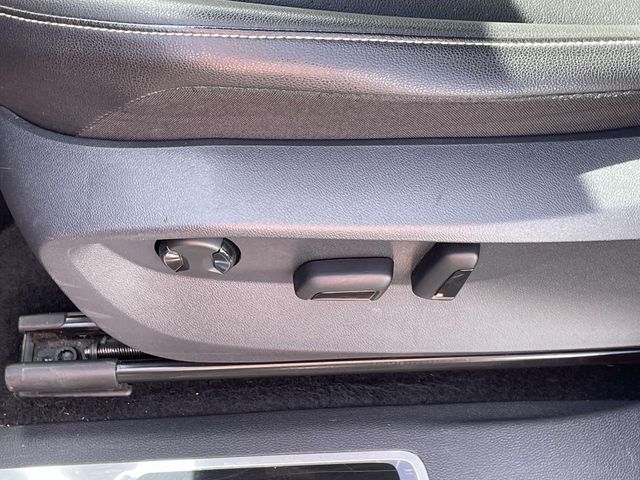 Vehicle image 14 of 33