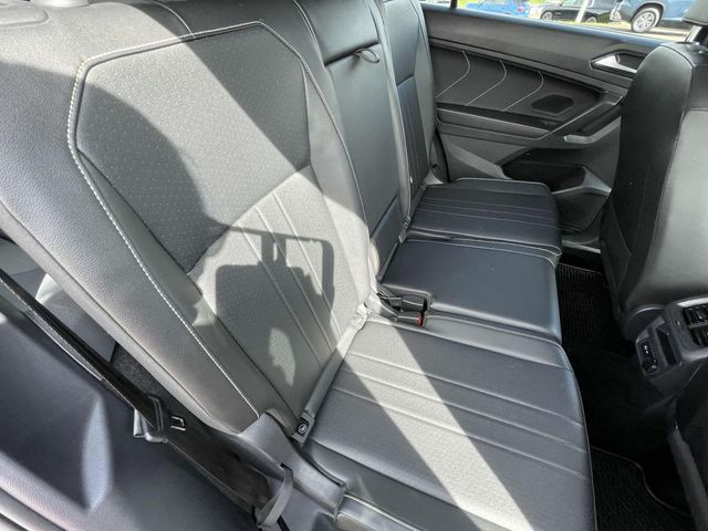 Vehicle image 31 of 33