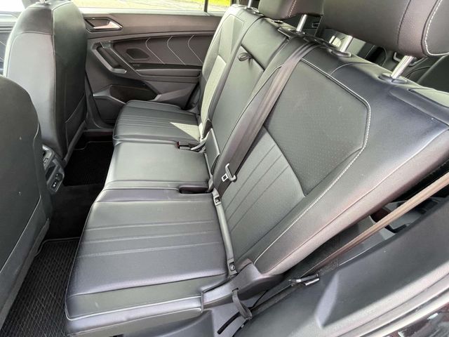 Vehicle image 28 of 33