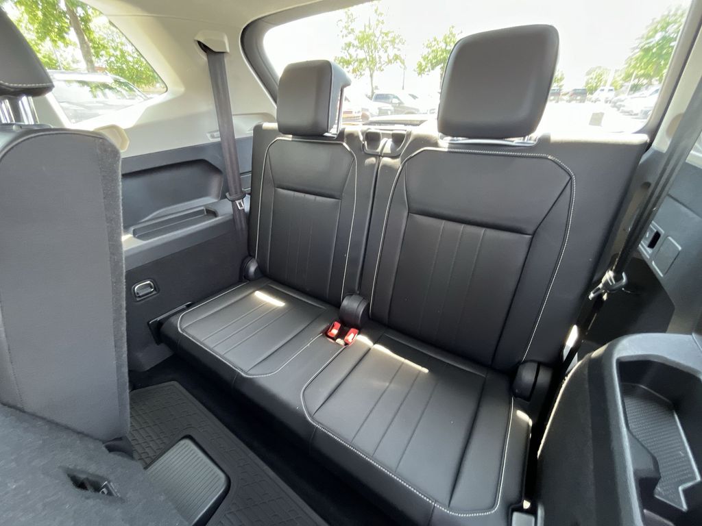 Vehicle image 24 of 28