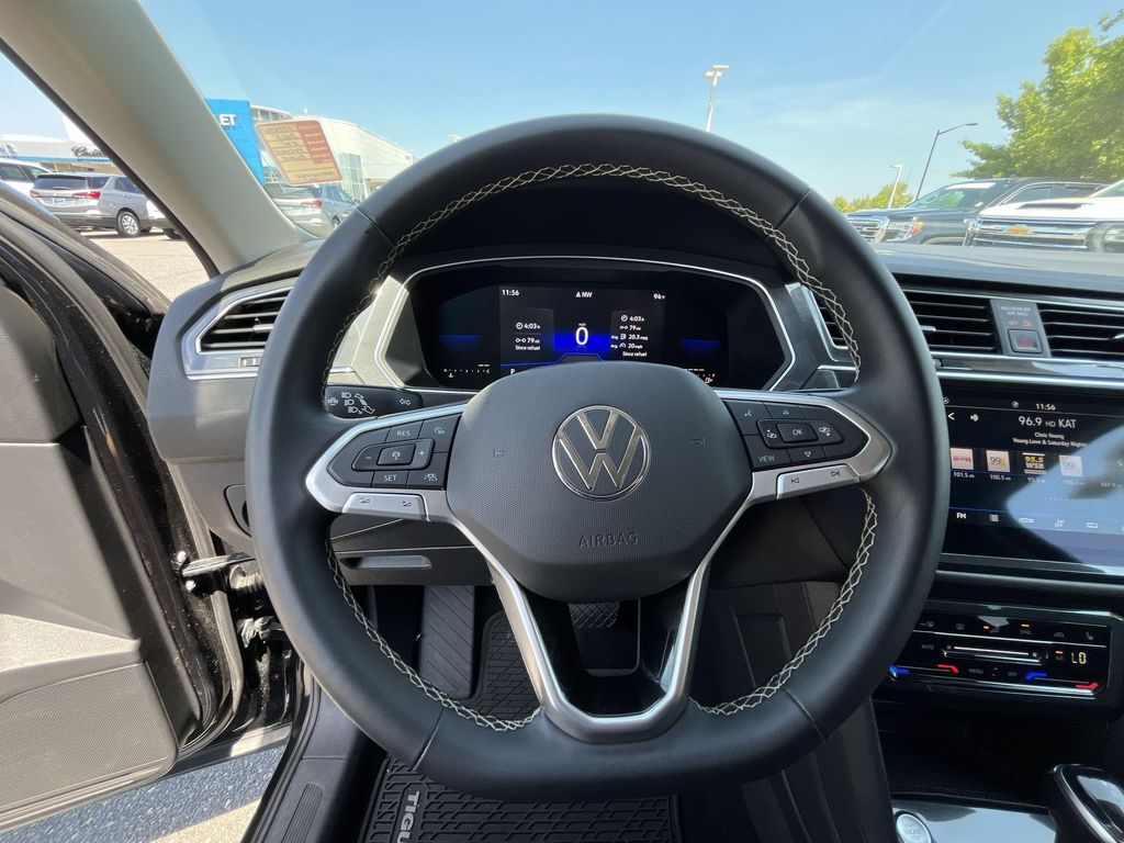 Vehicle image 14 of 28