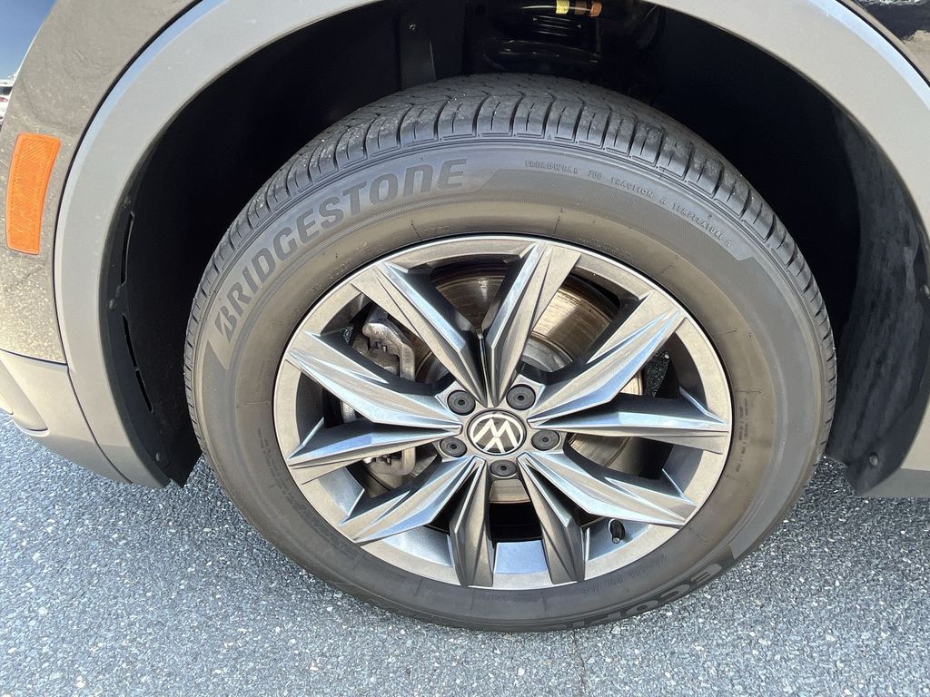 Vehicle image 10 of 28