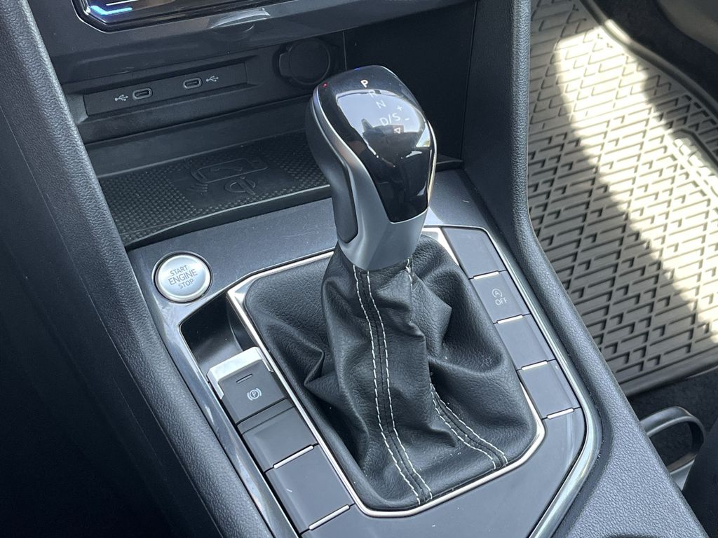Vehicle image 20 of 28
