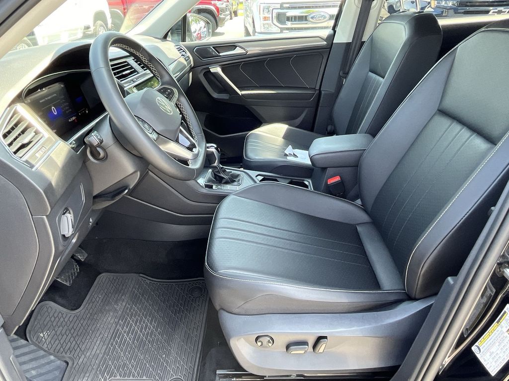 Vehicle image 11 of 28