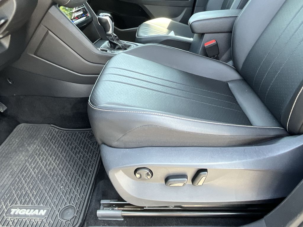 Vehicle image 12 of 28