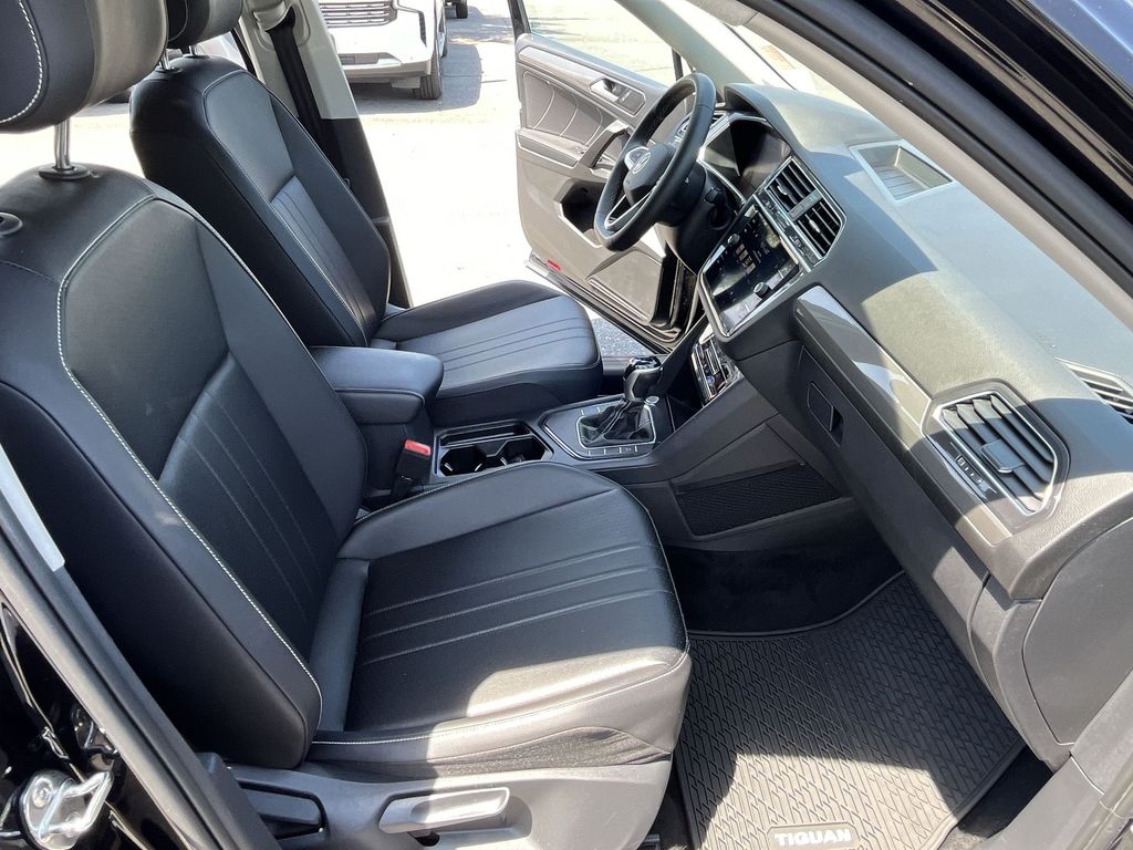 Vehicle image 27 of 28
