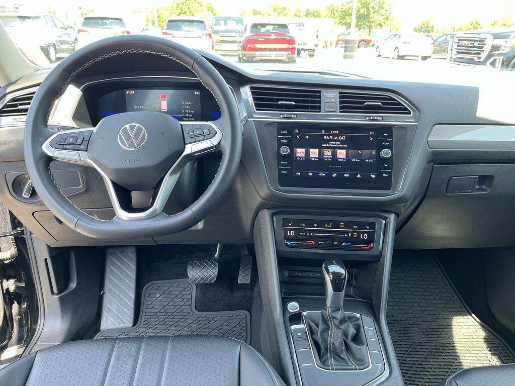 Vehicle image 22 of 28