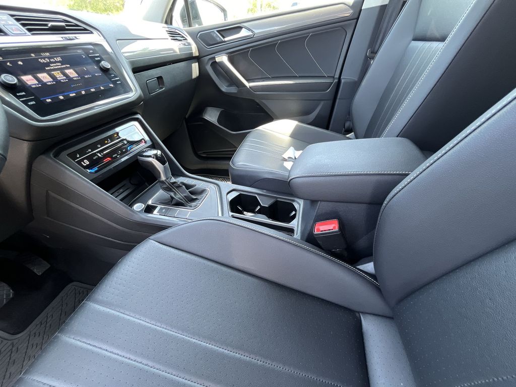 Vehicle image 21 of 28