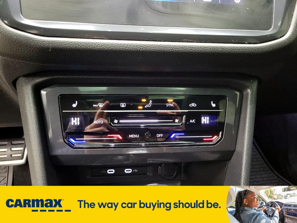 Vehicle image 21 of 29