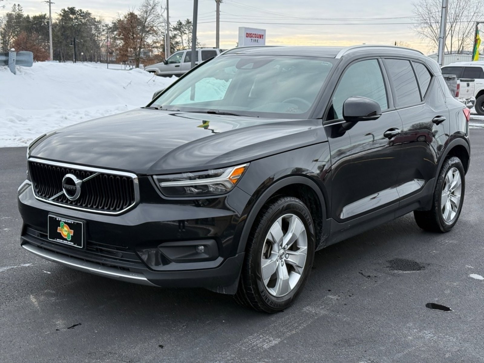 2022 Volvo XC40 Momentum Image 1 of 40