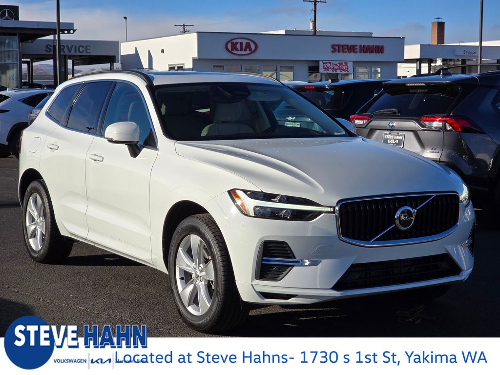 2022 Volvo XC60 Momentum Image 3 of 39