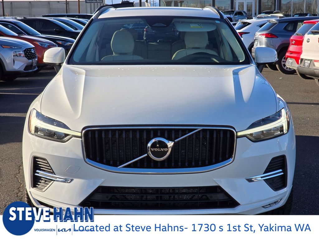 2022 Volvo XC60 Momentum Image 2 of 39