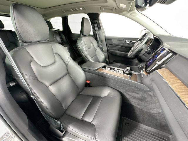 2022 Volvo XC60 Momentum Image 14 of 30