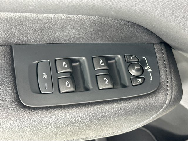 2022 Volvo XC60 Momentum Image 26 of 30