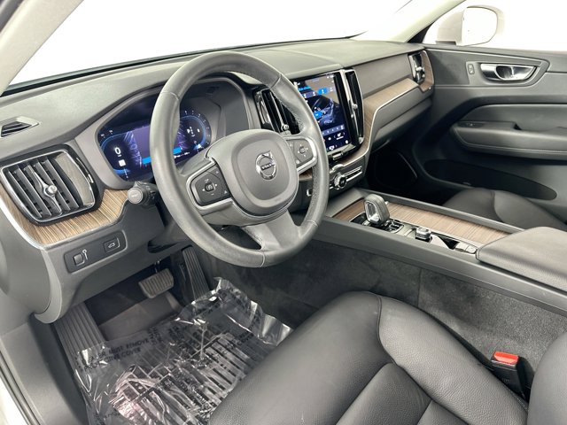 2022 Volvo XC60 Momentum Image 17 of 30