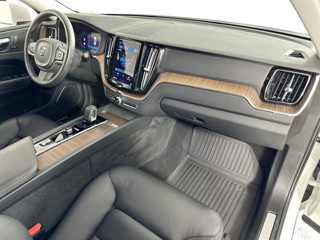 2022 Volvo XC60 Momentum Image 19 of 30