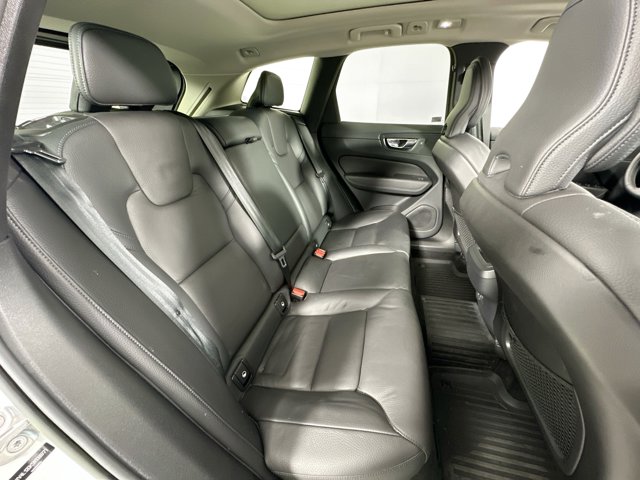 2022 Volvo XC60 Momentum Image 12 of 30