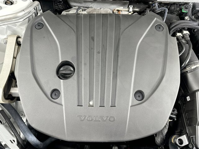 2022 Volvo XC60 Momentum Image 9 of 30