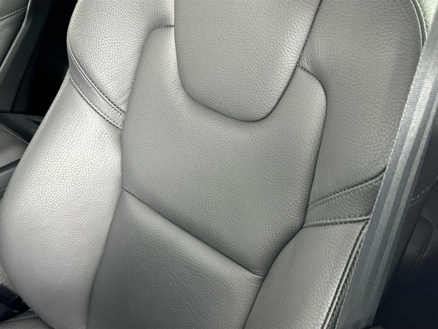 2022 Volvo XC60 Momentum Image 16 of 30