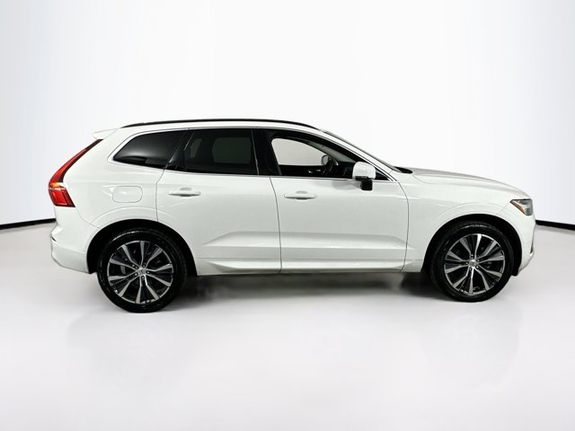 2022 Volvo XC60 Momentum Image 4 of 30