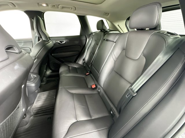2022 Volvo XC60 Momentum Image 13 of 30