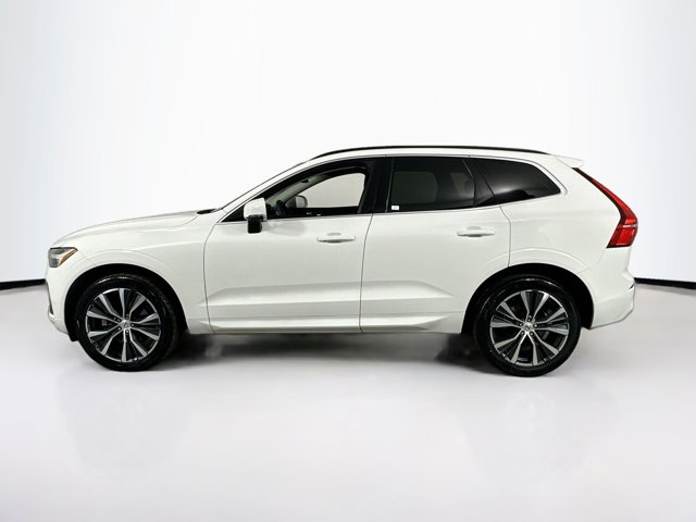 2022 Volvo XC60 Momentum Image 8 of 30