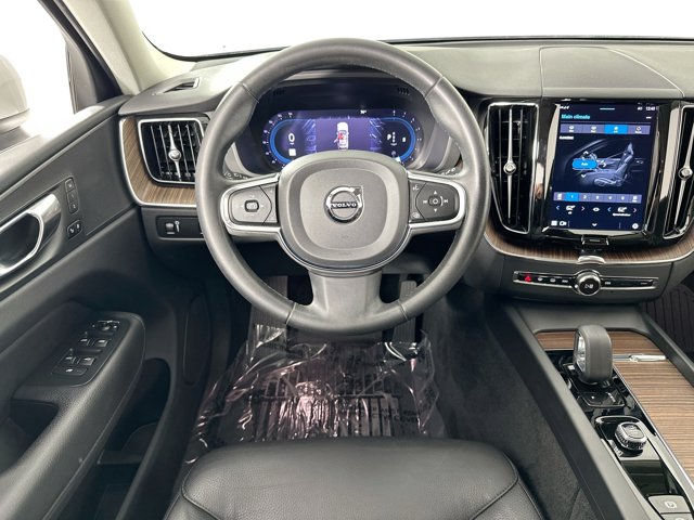 2022 Volvo XC60 Momentum Image 18 of 30