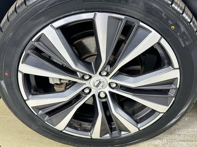 2022 Volvo XC60 Momentum Image 10 of 30