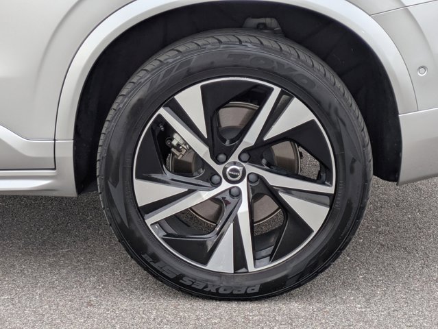 2022 Volvo XC90 Recharge Plug-In Hybrid R-Design Image 10 of 34