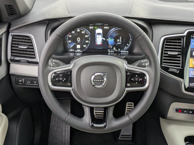 2022 Volvo XC90 Recharge Plug-In Hybrid R-Design Image 32 of 34