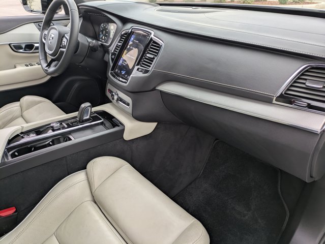 2022 Volvo XC90 Recharge Plug-In Hybrid R-Design Image 18 of 34