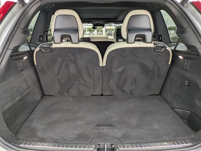 2022 Volvo XC90 Recharge Plug-In Hybrid R-Design Image 11 of 34
